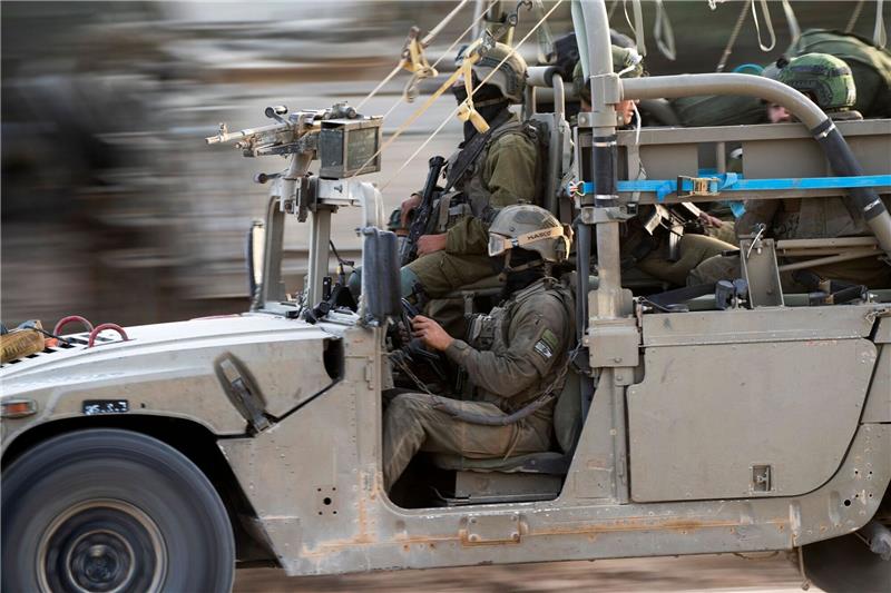 UN fordert Untersuchung von Kriegsverbrechen in Gaza Soldaten der israelischen Armee nahe der Grenze zum Gazastreifen.
