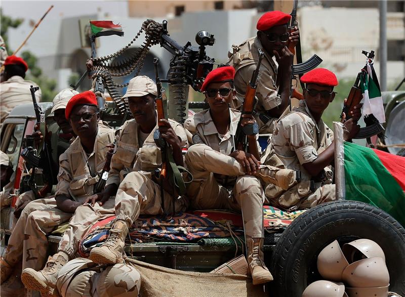 Kämpfe im Sudan erschweren Evakuierung von Ausländern Soldaten der paramilitärischen Rapid Support Forces, die von General Hamdan Dagalo, dem stellvertretenden Chefs des militärischen Übergangsrates im Sudan, geführt werden.
