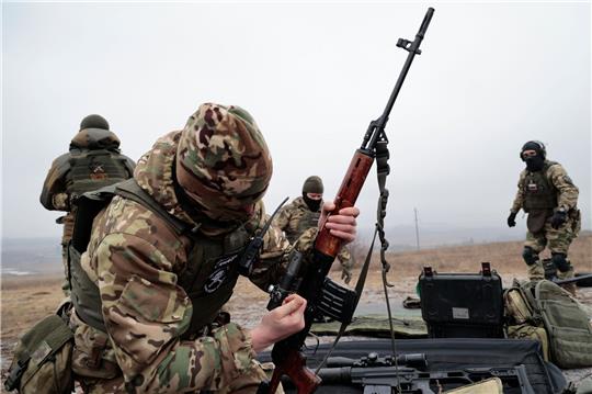 Soldaten der russischen Armee üben auf einem Truppenübungsplatz im Gebiet Donezk.