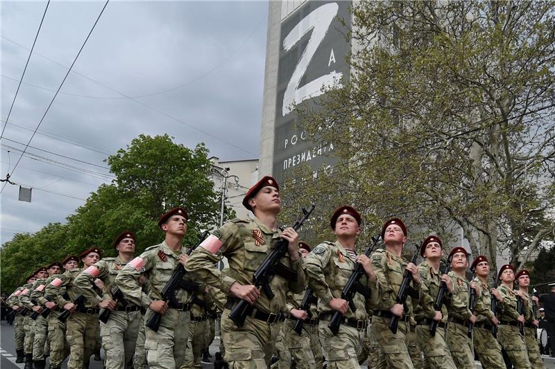 Iran schickt offenbar Drohnen-Ausbilder auf die Krim Soldaten der russischen Nationalgarde (Rosguardia) marschieren in der 2014 annektierten Krim-Stadt Sewastopol.