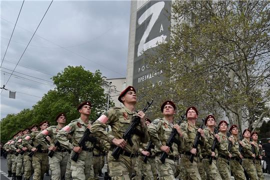 Soldaten der russischen Nationalgarde (Rosguardia) marschieren in der 2014 annektierten Krim-Stadt Sewastopol.