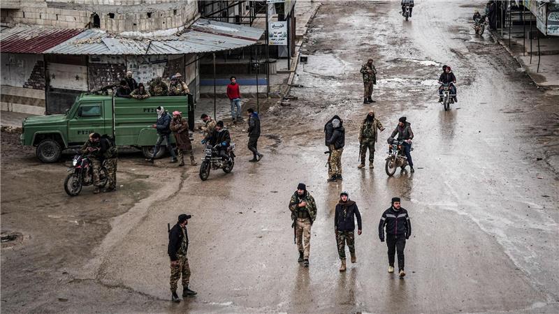 Soldaten der syrischen Armee am Samstag in der Stadt Deir Hafir. Die Armee hat dort nach eigenen Angaben die Kontrolle von kurdischen Kräften übernommen.