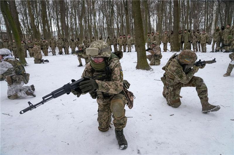 Ukraine senkt Alter für Einberufung von Reservisten Soldaten der ukrainischen Territorialen Verteidigungskräfte und freiwillige Militäreinheiten der Streitkräfte nehmen an einer Militärübung in einem Stadtpark in Kiew teil.