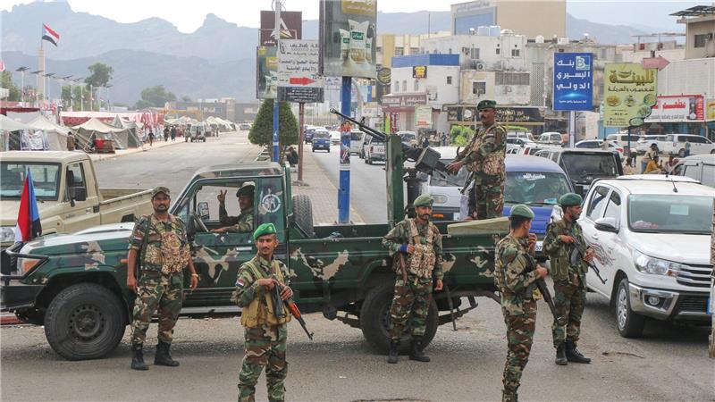 Soldaten des Südlichen Übergangsrats (STC) stehen an einem Kontrollpunkt in Aden.