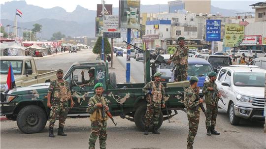 Soldaten des Südlichen Übergangsrats (STC) stehen an einem Kontrollpunkt in Aden.