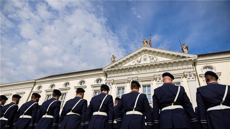 Soldaten des Wachbataillon stehen anlässlich der Akkreditierung von Botschaftern vor Schloss Bellevue.