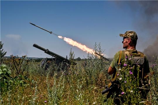 Soldaten einer separaten Brigade der Territorialen Verteidigung aus Dnipro feuern Partizan-Raketenwerfer auf russische Stellungen.