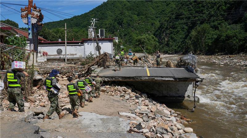 Soldaten im Bezirk Miyun am Stadtrand von Peking liefern Hilfsgüter. Die Region wurde besonders schwer getroffen.