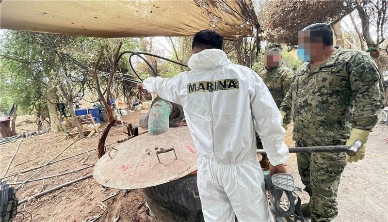 Mega-Drogenlabor in Mexiko mit über 40 Tonnen Meth entdeckt Soldaten inspizieren ein Lager zur Produktion von synthetischen Drogen.