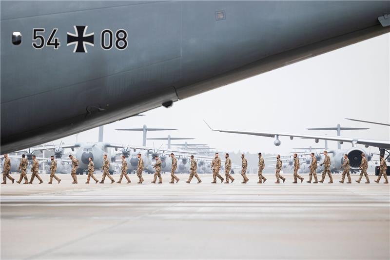 Bundeswehr-Soldaten nach Mali-Einsatz zurück in Deutschland Soldaten laufen nach der Landung über das Gelände vom Fliegerhorst Wunstorf.
