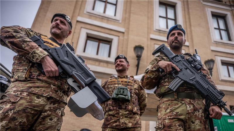 Soldaten schützen mit Gerät zur Drohnenabwehr die Pilger im Vatikan.