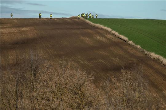 Soldaten suchen nach Raketentrümmern, die möglicherweise auf polnischen Boden gefallen sein könnten.