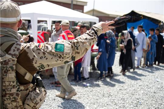Soldaten und Helfer betreuen im August 2021 in Kabul Menschen, die auf eine Ausreisemöglichkeit warten (Symbolbild).