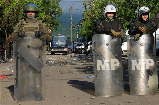 Soldaten und Polizisten bewachen nach den Zusammenstößen zwischen ethnischen Serben und Truppen der Nato-geführten KFOR-Friedenstruppe ein Gebäude in Zvecan.
