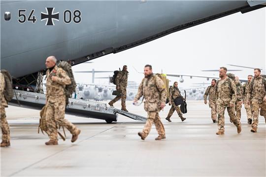 Soldaten verlassen nach der Landung ein Transportflugzeug auf dem Gelände vom Fliegerhorst Wunstorf.