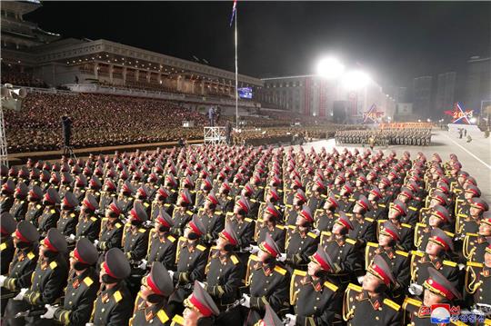 Soldaten während einer Militärparade anlässlich des 75. Jahrestages der Gründung der Koreanischen Volksarmee auf dem Kim-Il-Sung-Platz in Pjöngjang.