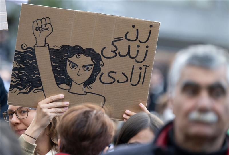 Iran: Demonstranten werfen Molotow-Cocktails in Teheran Solidaritäts-Demonstration für die Protestierenden im Iran in Frankfurt am Main.