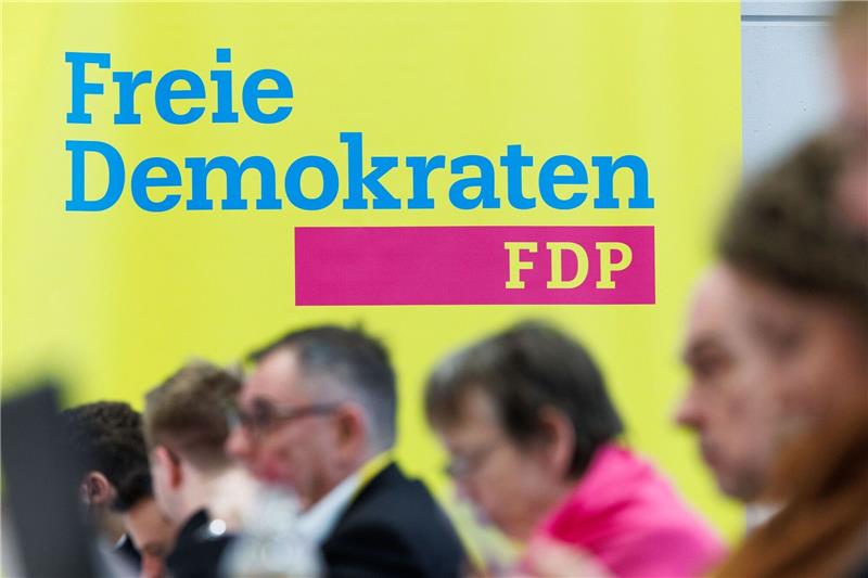 FDP-Mitglieder sollen über Verbleib in Koalition abstimmen «Soll die FDP die Koalition mit SPD und Grünen als Teil der Bundesregierung beenden?» - Diese Frage sollen nun die FDP-Mitglieder beantworten.
