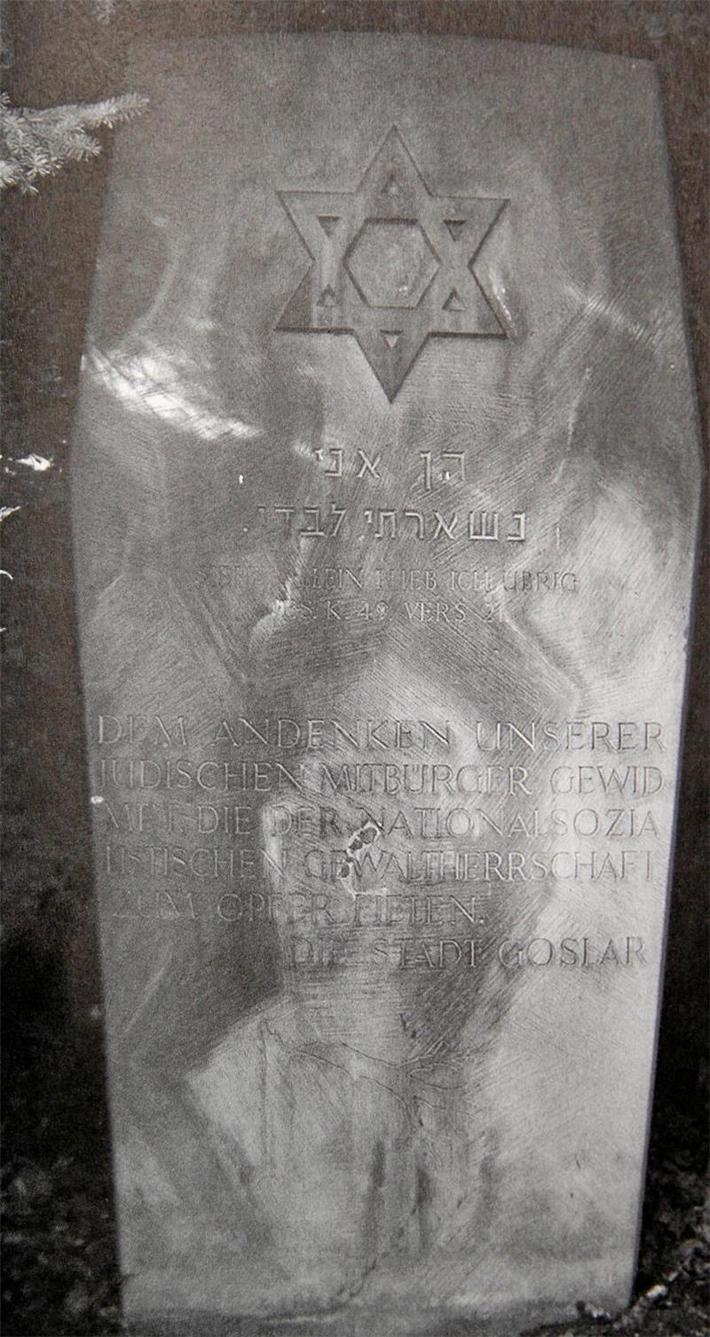 Der Gedenkstein ist laut Inschrift dem Andenken der jüdischen Mitbürger gewidmet. 