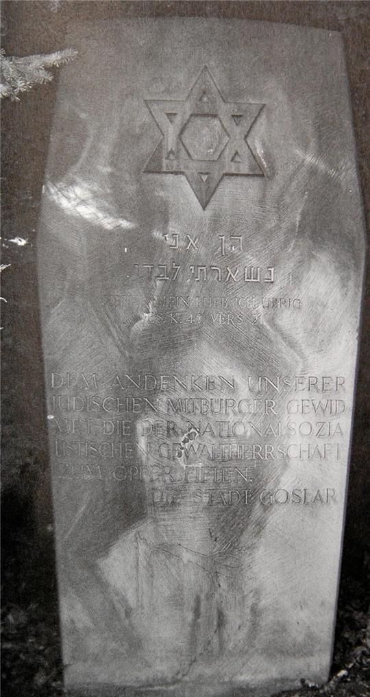 Der Gedenkstein ist laut Inschrift dem Andenken der jüdischen Mitbürger gewidmet. 