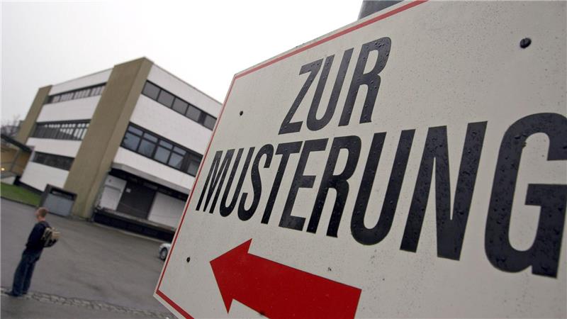 Was beim Wehrdienst geplant ist und worüber gestritten wird Sollen alle junge Männer wieder gemustert werden oder nur ein durch Losverfahren ausgewählter Anteil? Das ist eine der Streitfragen in der Diskussion über den künftigen Wehrdienst.