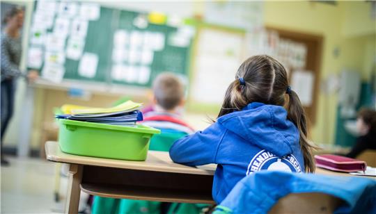 Sollen die Grenzen ab Sommer 2026 fallen? Politik und Eltern diskutieren aktuell intensiv über ein Streichen fester Einzugsbereiche für die Goslarer Grundschulen.