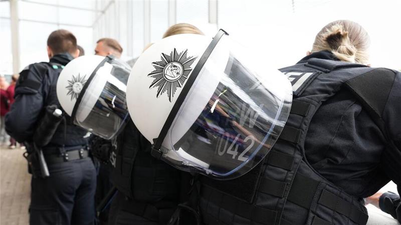 Sollen für Sicherheit sorgen: Polizistinnen und Polizisten im Stadion.