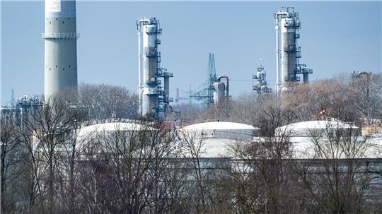 Sollte der Iran-Krieg weitergehen, könnte es im schlimmsten Fall in einigen Wochen zu Engpässen bei Kraftstoffen kommen. (Symbolbild)