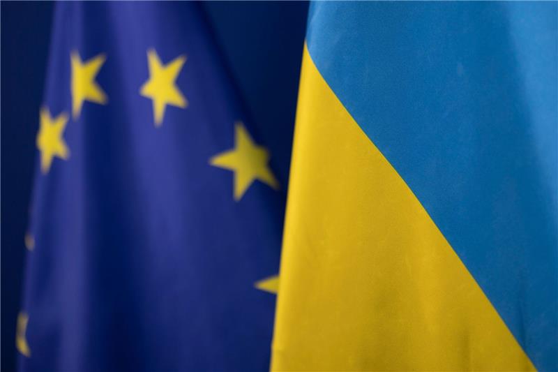 Knappe Mehrheit in Deutschland gegen EU-Beitritt der Ukraine Sollte die Ukraine in die EU aufgenommen werden? In einer Umfrage verneinen 52 Prozent der Befragten das.