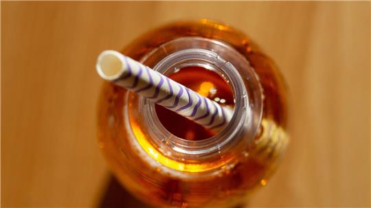 Sollte ein Preisaufschlag für stark gezuckerte Getränke kommen? (Archivbild) 