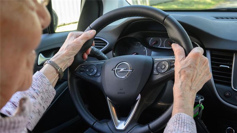 Umfrage: Mehrheit will Prüfungen für ältere Autofahrer Sollte es neue Regeln für ältere Lenker geben? Eine Mehrheit ist dafür. (Archivbild)