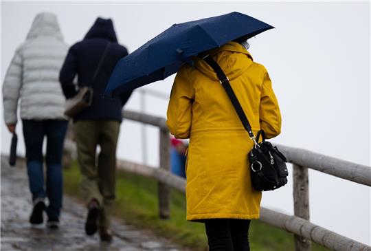 Sollte in den nächsten Tagen immer griffbereit sein: der Regenschirm.