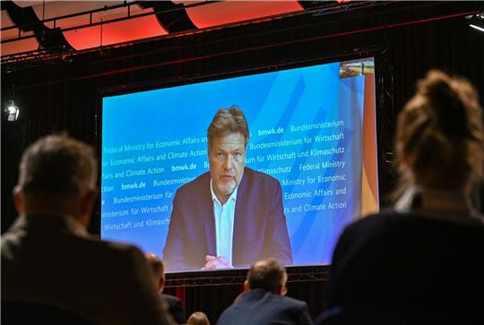 Sollte sich der Ausbau der erneuerbaren Energien und der Netze aus welchen Gründen auch immer verzögern, «dann werden wir immer die Reserve halten und weiter in der Verstromung bleiben», sagte Robert Habeck (Bündnis 90/Die Grünen)  mit Blick auf die Kohle.