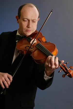 Bad Harzburger Lutherkirche wird 2025 mehrfach zum Konzerthaus Solo-Bratschist Igor Tulchynsky vom Göttinger Symphonie-Orchester.