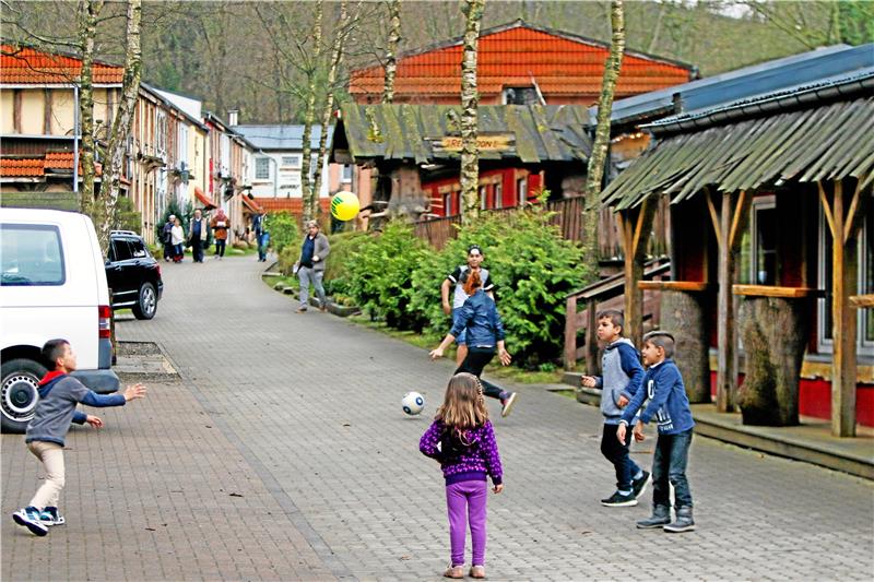 750 weitere Flüchtlinge erwartet: Landkreis sucht Unterkünfte Sommer 2016: Auf dem Gelände des Integrationszentrums in Goslar an der Clausthaler Straße spielen Kinder. Archivfoto: Epping