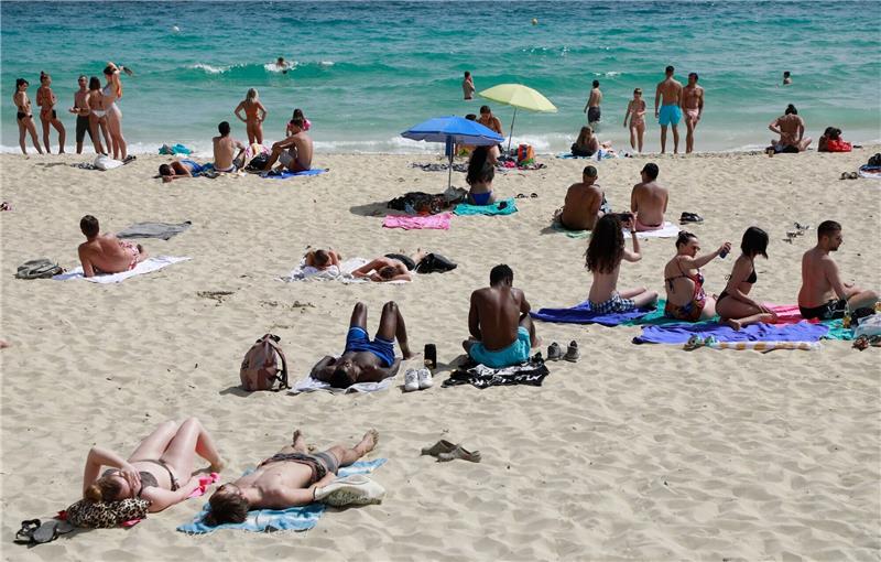 Sommerlich: Touristen Ende April an einem Strand in Palma auf Mallorca.