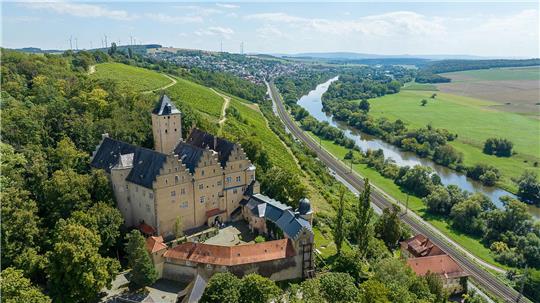 Sommerlicher Blick auf Schloss Mainberg bei Schweinfurt (Luftaufnahme mit einer Drohne). Die Gemeinde Schonungen in der Nähe von Schweinfurt sucht einen neuen Besitzer für das Schloss Mainberg, in dem Gunter Sachs geboren wurde.