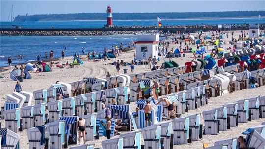 Sommerurlauber am Ostseestrand in Warnemünde. Im Zeitraum von Januar bis Oktober erzielte der Deutschland-Tourismus mit gut 433 Millionen Übernachtungen einen Rekord.