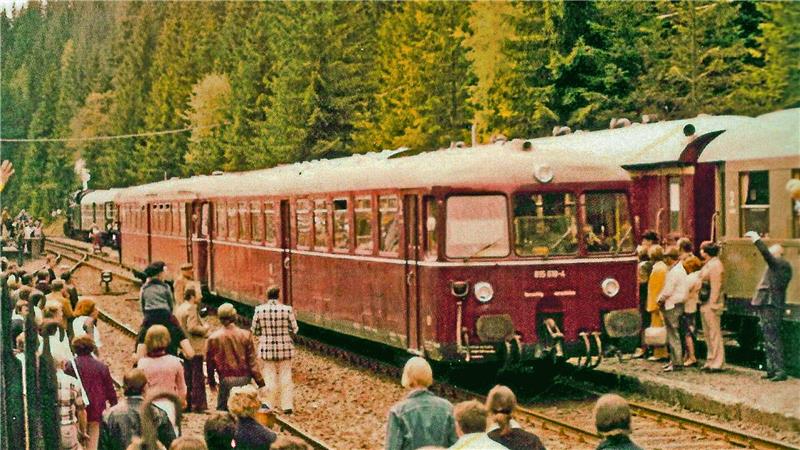 Sonderfahrten der Innerstetalbahn finden großen Anklang, wie hier in Altenau vor der Streckenstilllegung im Mai 1976.