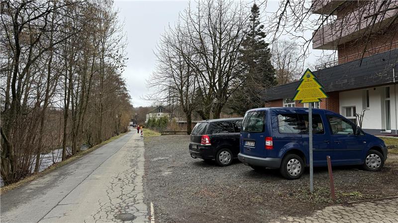 Das Foto zeigt zwei parkende Autos an einer eigentlich gesperrten Straße.