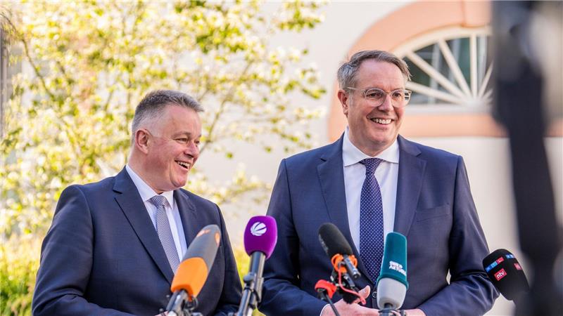 Sondierungsgespräche in Rheinland-Pfalz: Gordon Schnieder (l, CDU), Spitzenkandidat und Wahlsieger der zurückliegenden Landtagswahl, und Alexander Schweitzer (SPD), Ministerpräsident von Rheinland-Pfalz, beantworten Fragen der Journalisten.