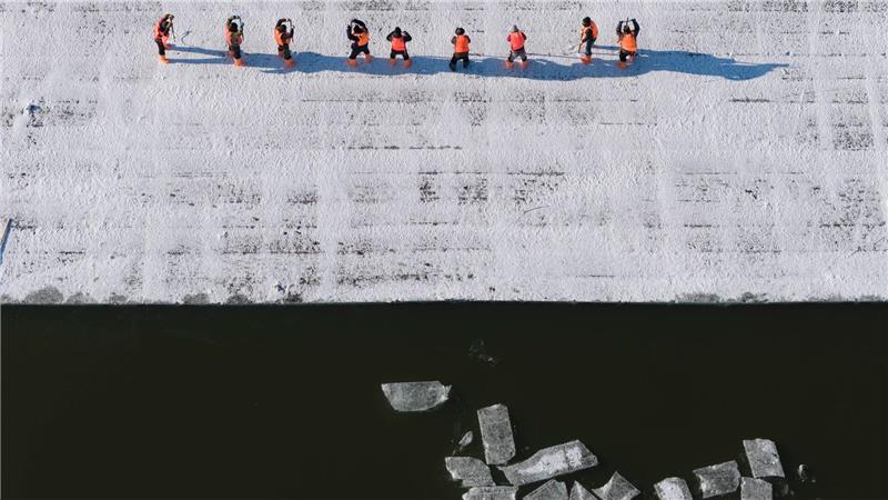 Songhua-Fluss in Harbin: Eissammlung für den Bau von Winterattraktionen.