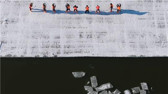 Songhua-Fluss in Harbin: Eissammlung für den Bau von Winterattraktionen.