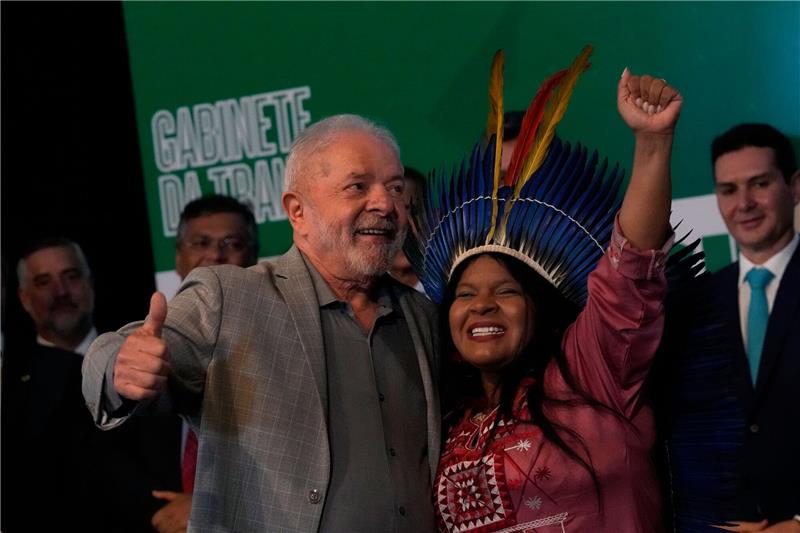 Erste indigene Ministerin Brasiliens vereidigt Sonia Guajajara an der Seite von Brasiliens Staatschef Luiz Inacio Lula da Silva.