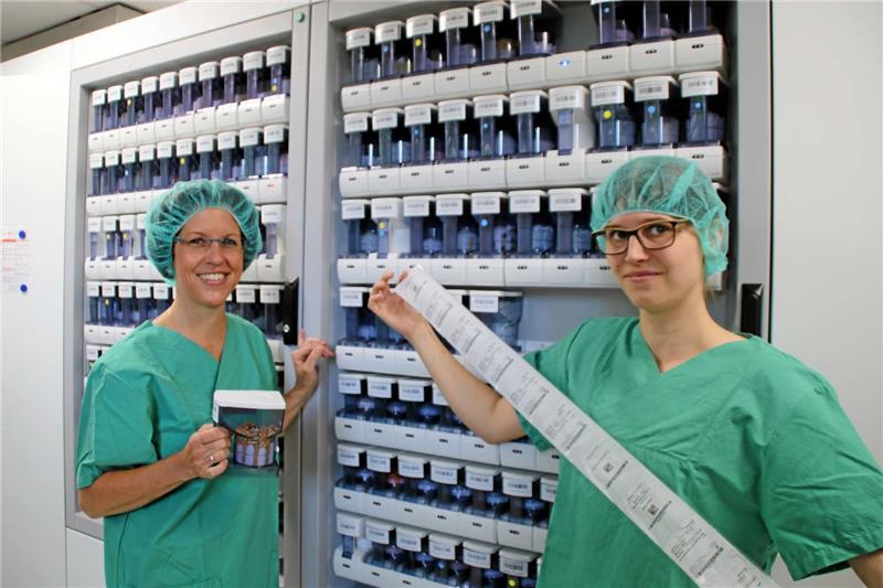 Sonja Leseberg (links) und Nina Sonnenberg arbeiten am „Unit Dose“, dem neuen Medikamente-Automaten im Goslarer Krankenhaus.  Foto: Roß