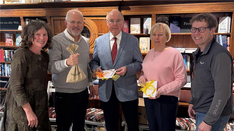Sonja Weber (v.l.) und Dirk Junicke übergeben Hans Jürgen Fleger, Andrea Scholz und Hartmuth Weber von der Bad-Harzburg-Stiftung feierlich das symbolische Geldsäckel.