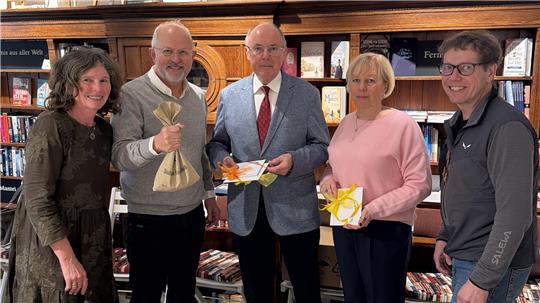 Sonja Weber (v.l.) und Dirk Junicke übergeben Hans Jürgen Fleger, Andrea Scholz und Hartmuth Weber von der Bad-Harzburg-Stiftung feierlich das symbolische Geldsäckel.