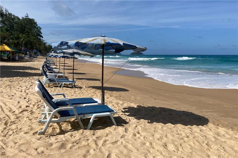Monsun auf Phuket: Vier Urlauber ertrunken Sonne am Karon Beach auf Phuket im August 2021. Auf der thailändischen Urlaubsinsel sind innerhalb von fünf Tagen vier Touristen im Meer ertrunken.