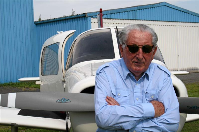 „Demut ist das Wichtigste im Cockpit“ Sonne im Gesicht, die „Piper“ im Rücken: Wolfgang Lück auf dem Fluggelände des Motorflug-Clubs Salzgitter. Fotos: Roß