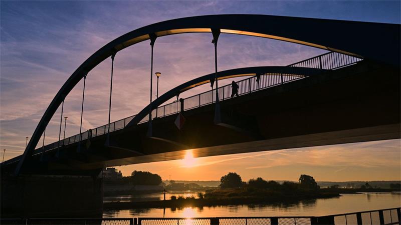 Sonnenaufgang am Fluss Oder
